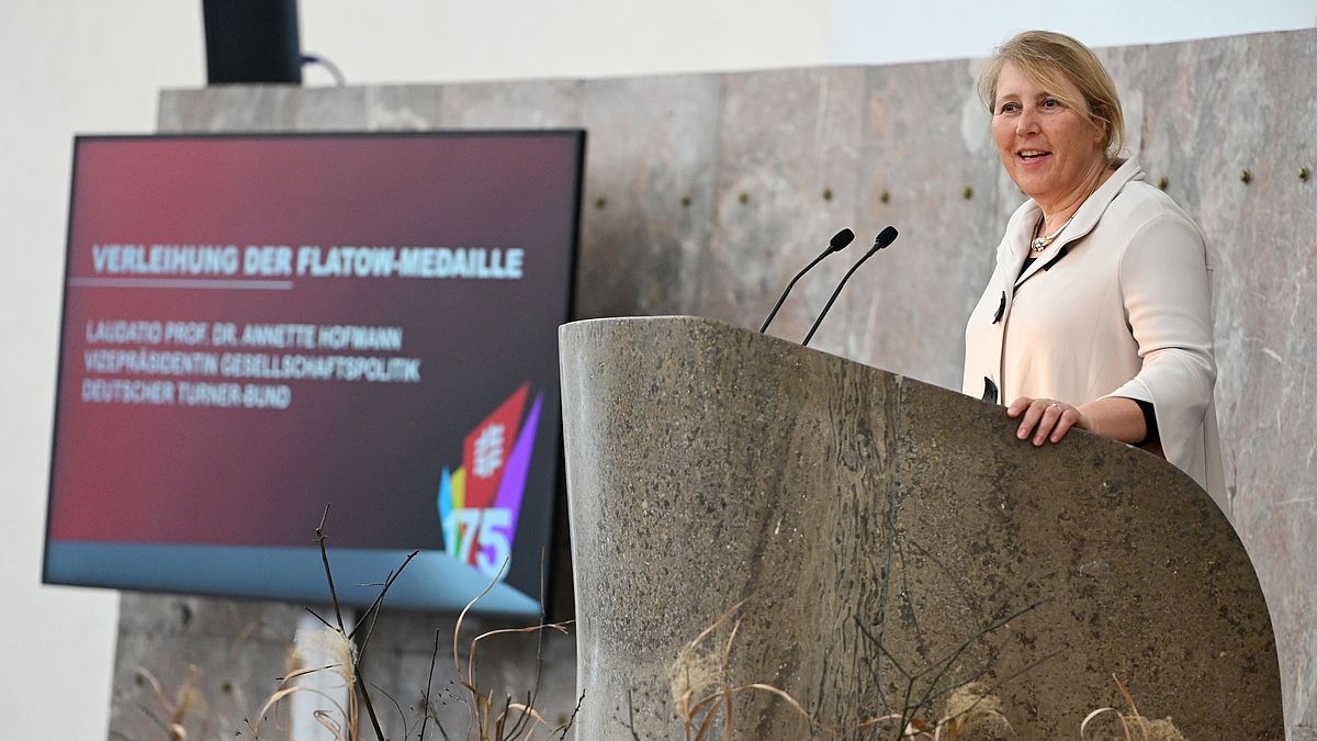 Prof. Dr. Annette Hofmann bei der Verleihung der Flatow-Medaille | Bildquelle: Picture Alliance