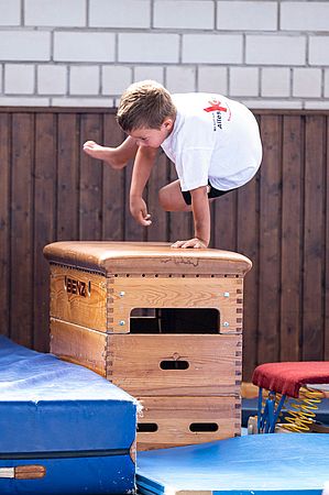 Junge springt über Kasten | Bildquelle: Picture Alliance/Rössler
