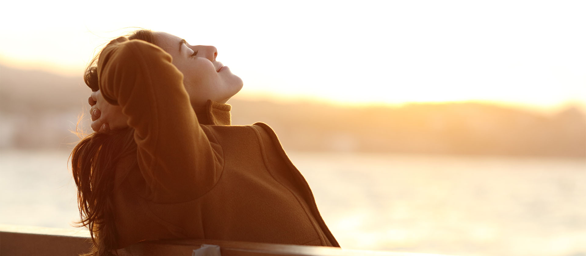 Frau sitzt in der Sonne | Bildquelle: iStock