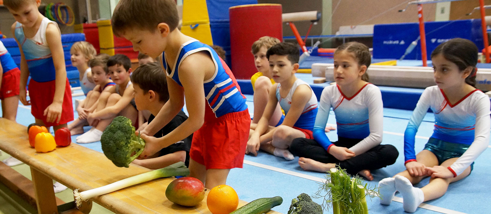 Kinder mit Gemüse und Obst in Turnhalle | Bildquelle: Annett Wiedemann