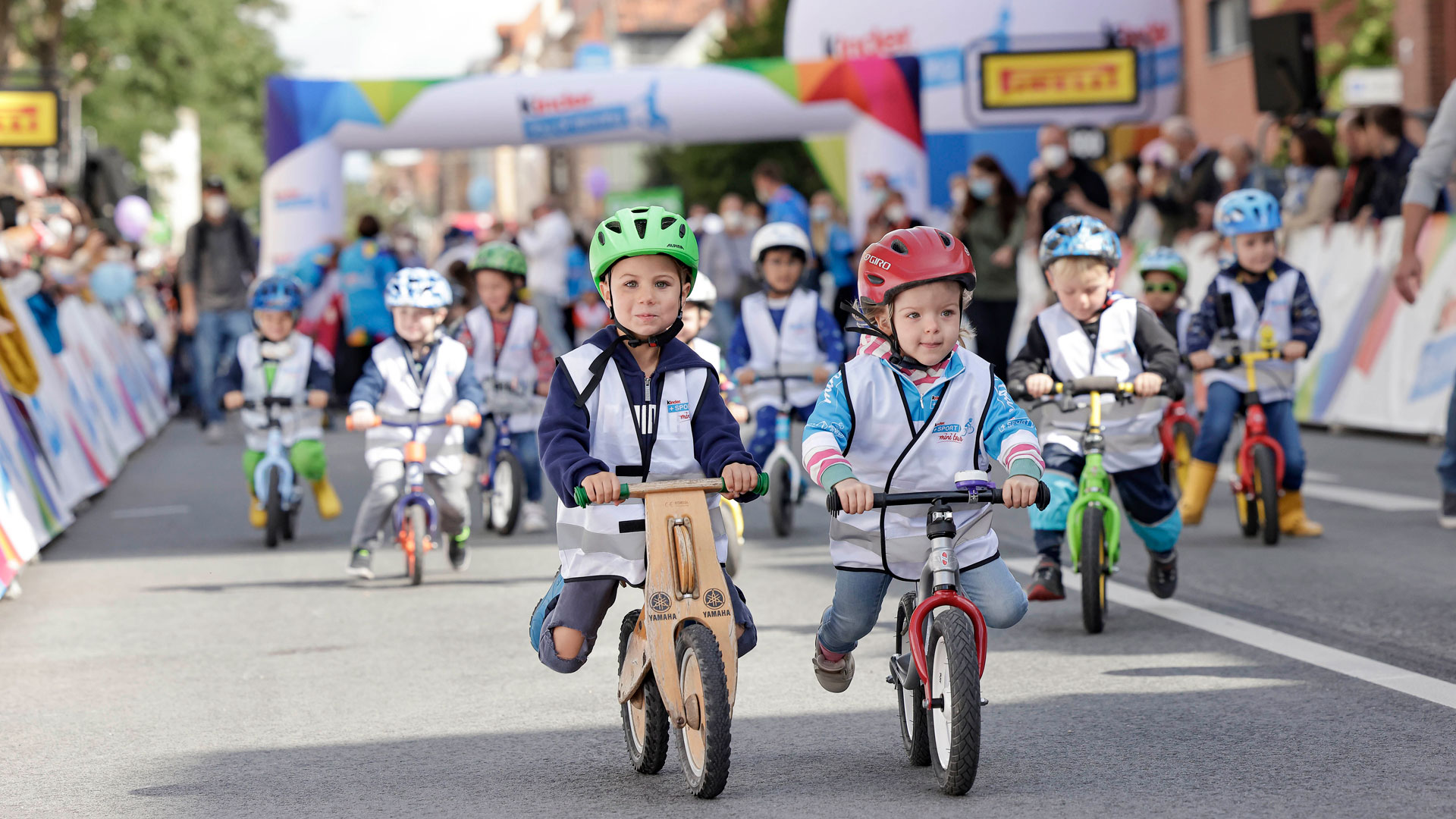 Kleine Kinder mit dem Laufrad | Bildquelle: kinder Joy of Moving / Loeb