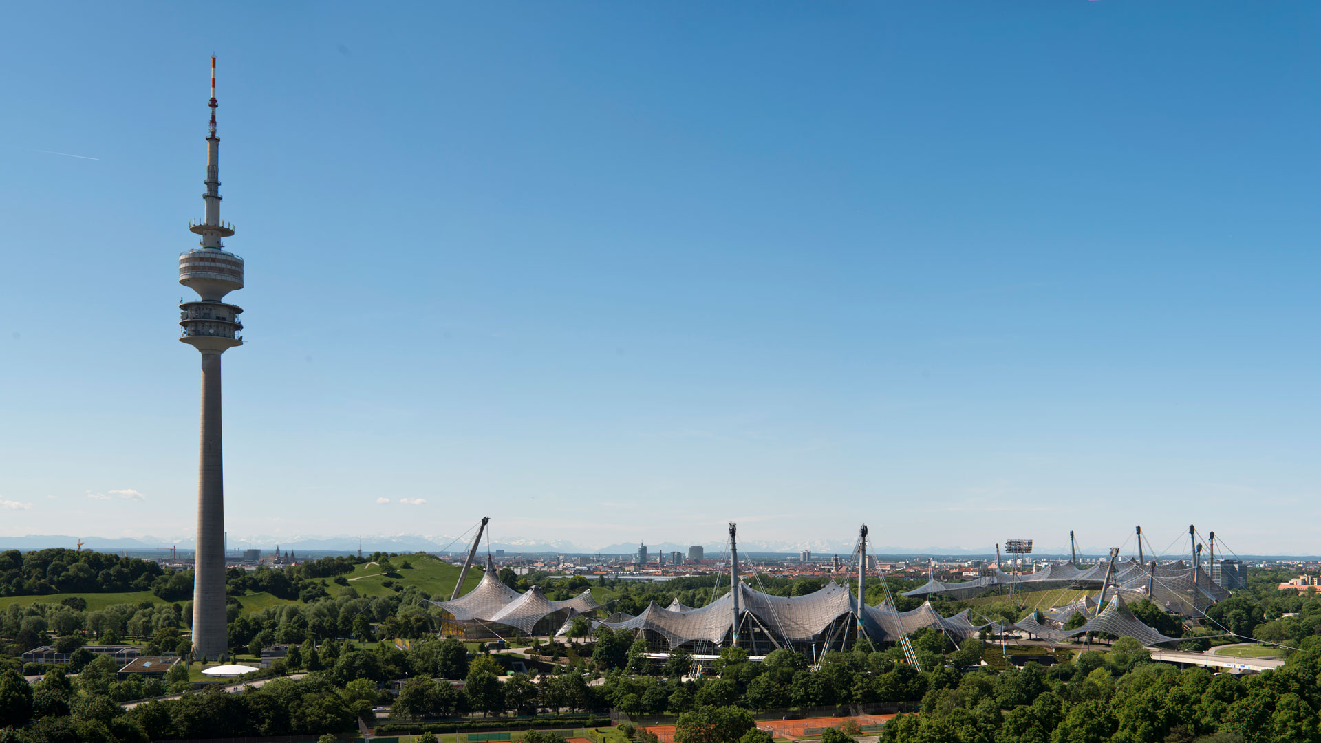 Olympiapark mit Alpen Panorama | Bildquelle: Olympiapark München