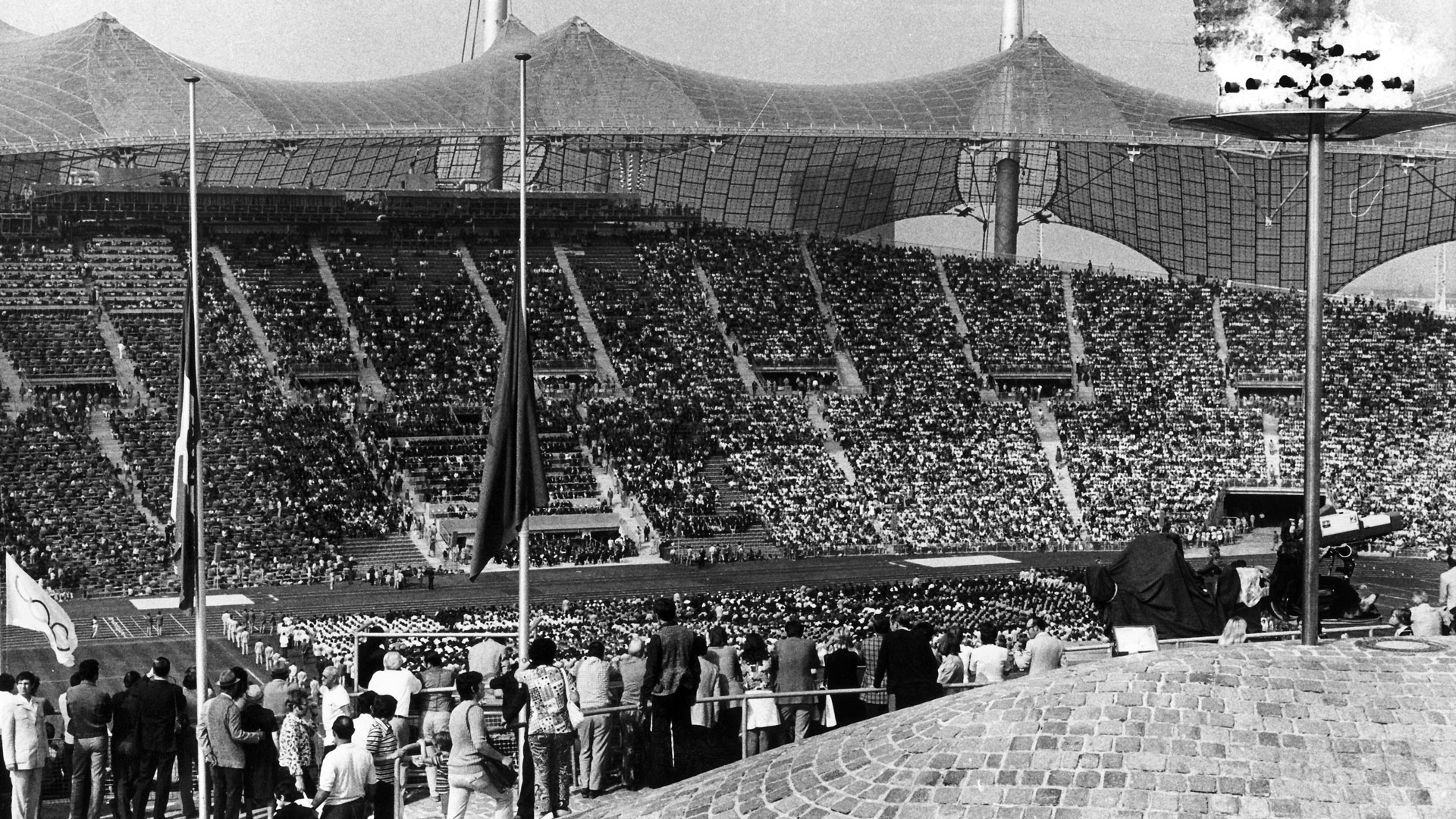 Trauerfeier im Münchner Stadion 1972 | Bildquelle: Picture Alliance