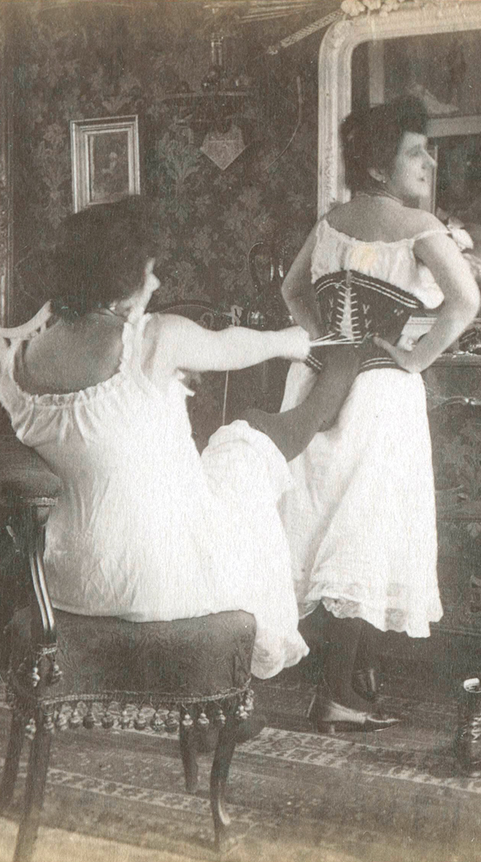 Mode: Mieder und Korsett. Anlegen des Schnürmieders. Photographie, Frankreich, um 1885 | Bildquelle: PictureAlliance