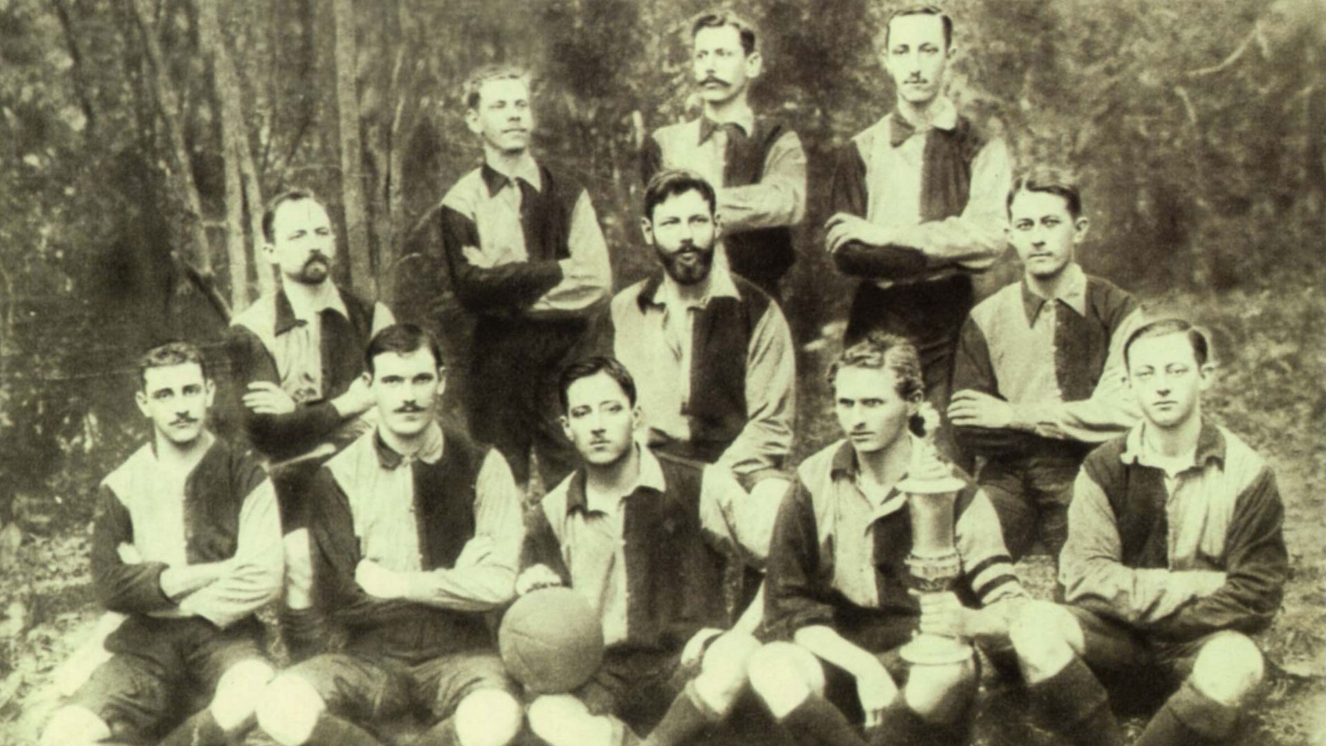 Georg Black (in der Mitte mit Bart) und der Fußballmannschaft von Grêmio Football Porto Alegrense | Bildquelle: Grêmio Football Porto Alegrense