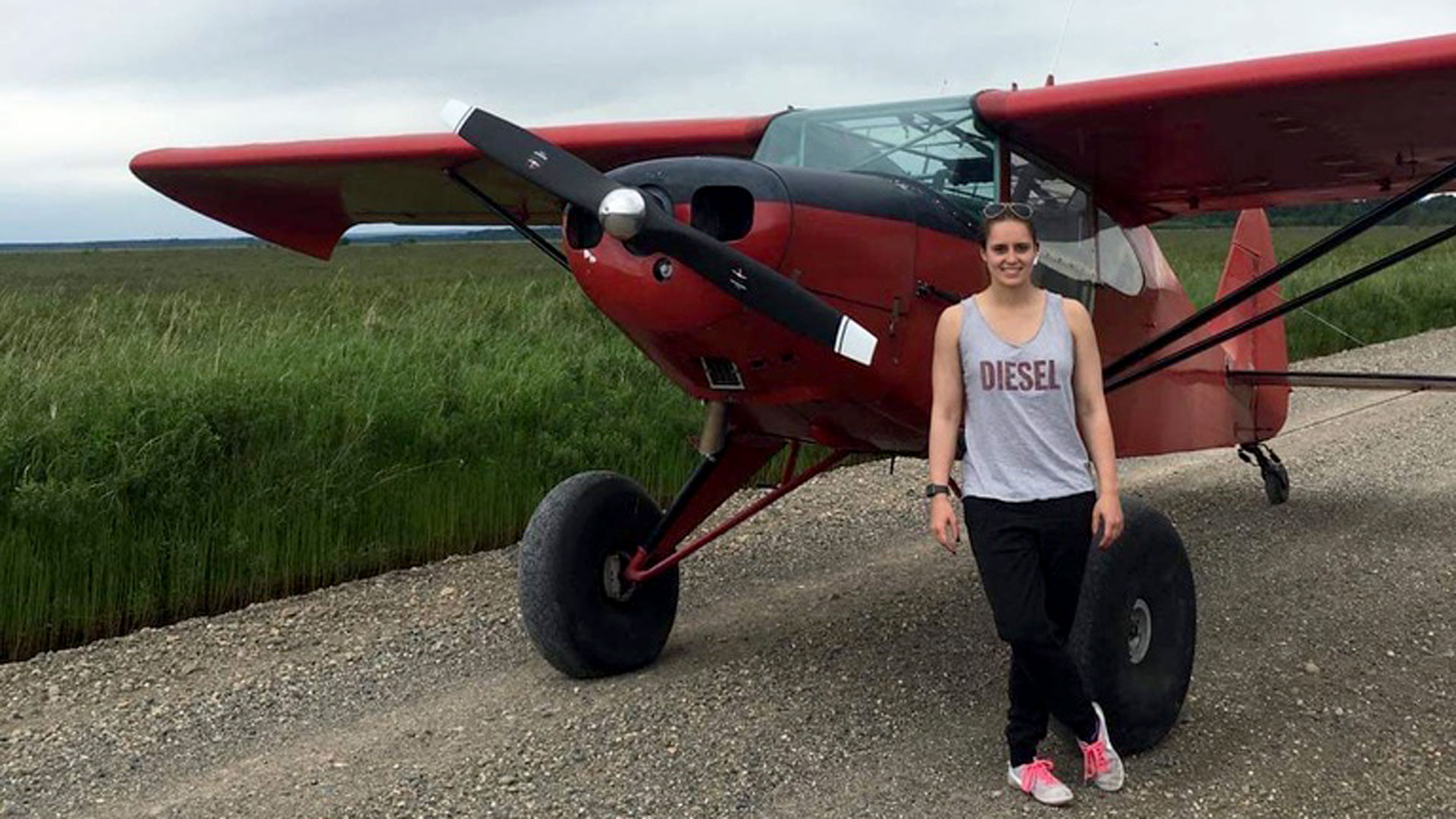 Marie-Sophie Boggasch mit ihrer roten Piper Pacer PA-20 | Bildquelle: Privat