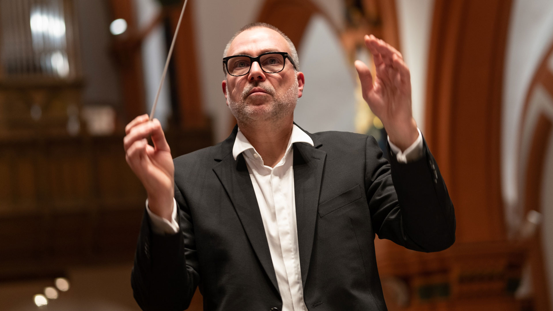 Dirigent Michael Steiner beim Weihnachtskonzert 2022 | Bildquelle: Hans Jürgen Schermuly