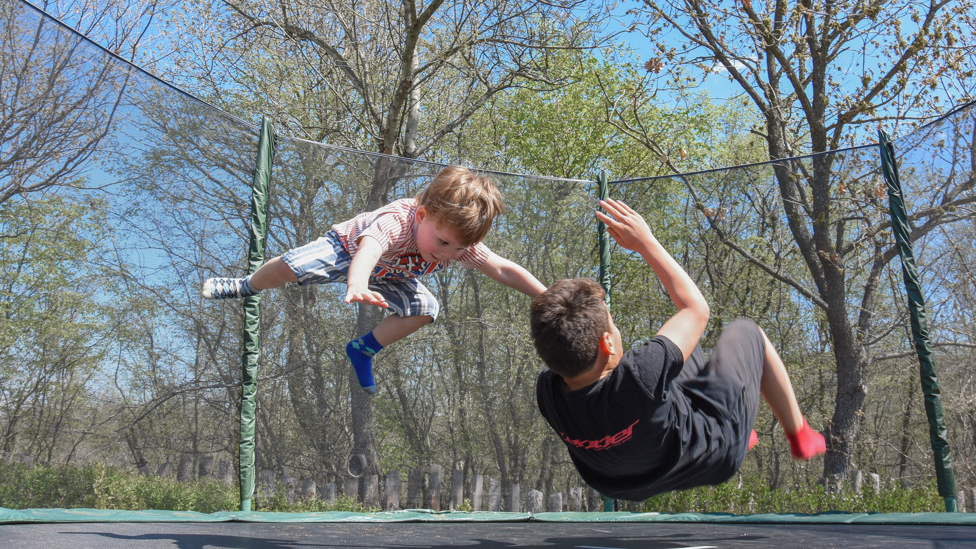 Kinder beim Trampolin hüpfen | Bildquelle: Pixabay