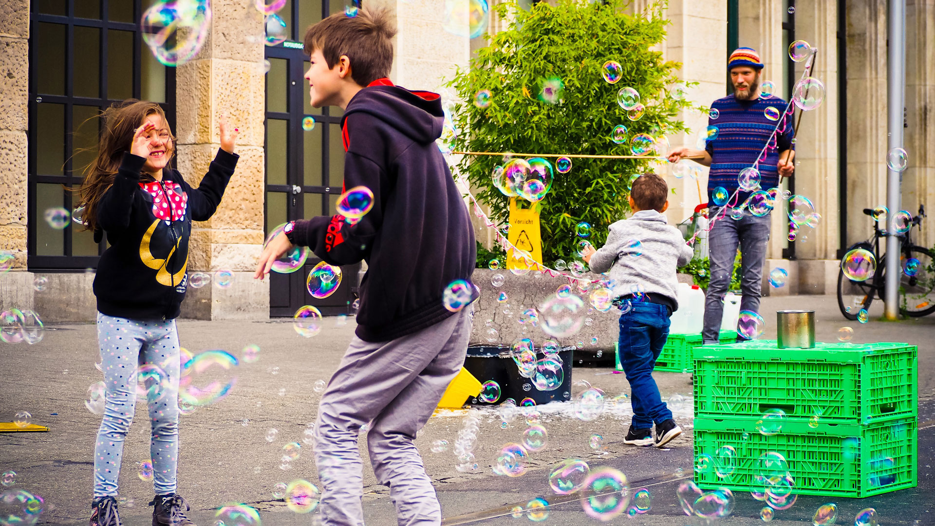 Kinder spielen mit Seifenblasen| Bildquelle: Pixabay