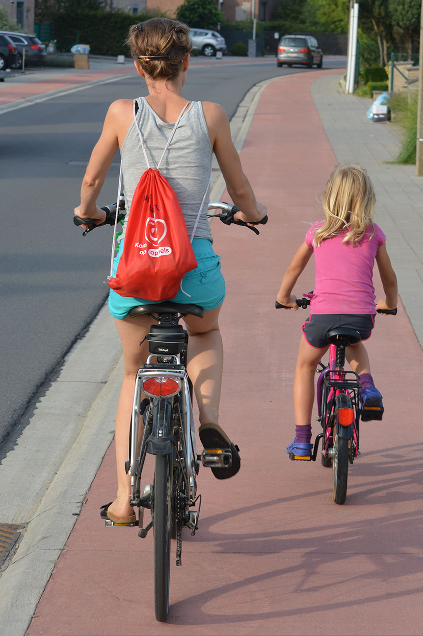 Frau mit Kind beim Fahrradfahren | Bildquelle: Pixabay