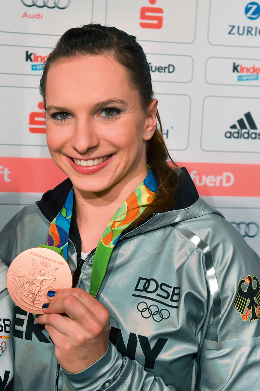 Sophie Scheder mit ihrer Olympiamedaille | Foto: Picture Alliance