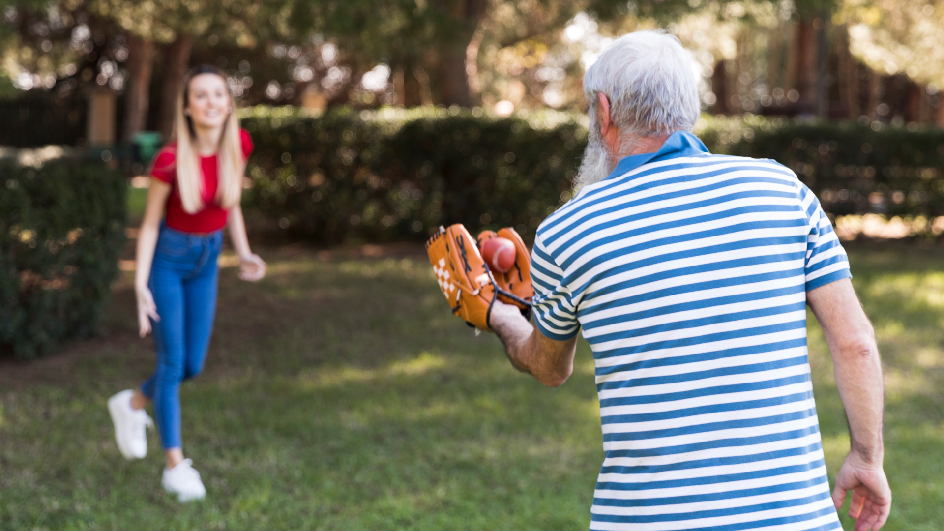 Vater spielt mit Tochter Baseball | Foto: Freepik