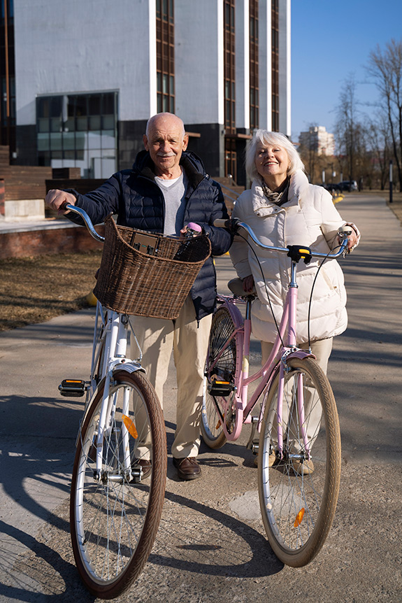 Ältere Personen beim Fahrradfahren | Foto: Freepik