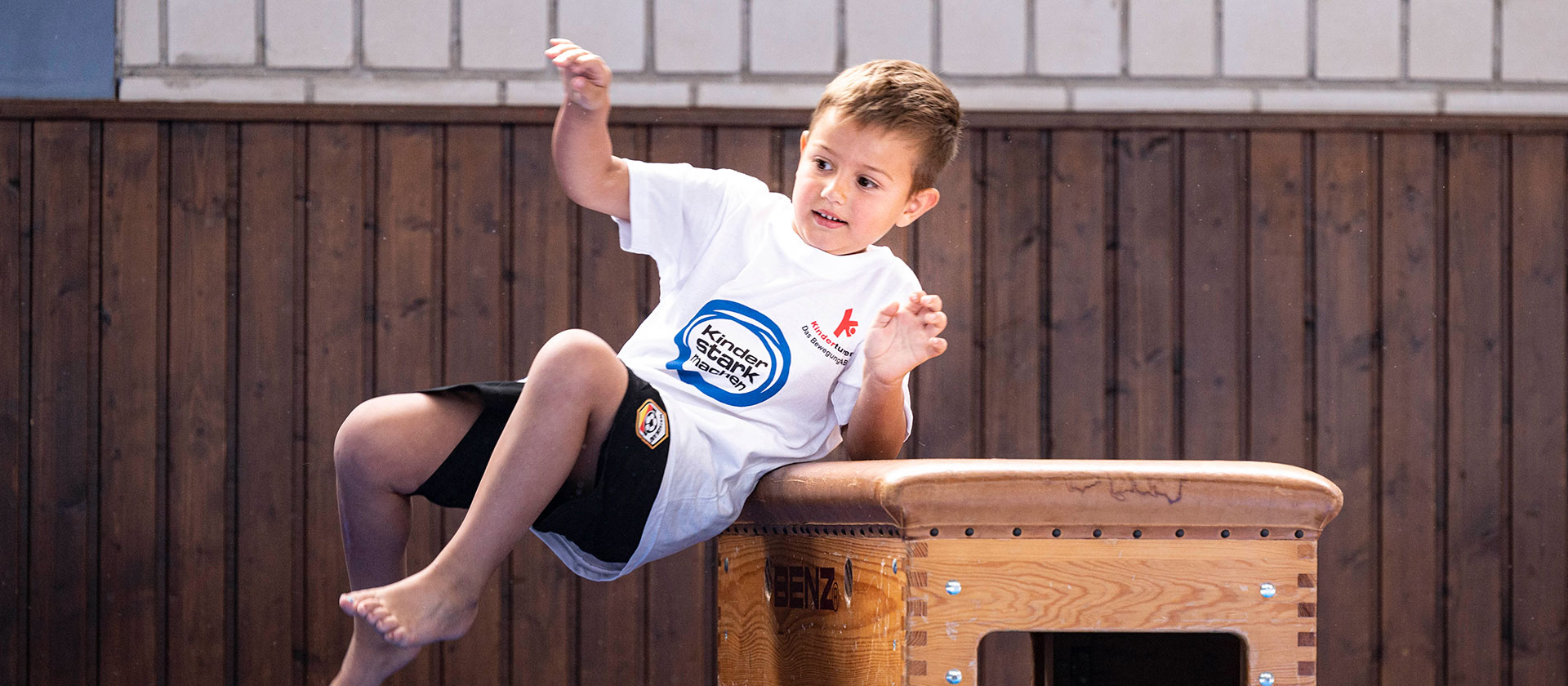 Junge springt über den Kasten | Bildquelle: Picture Alliance/Rössler