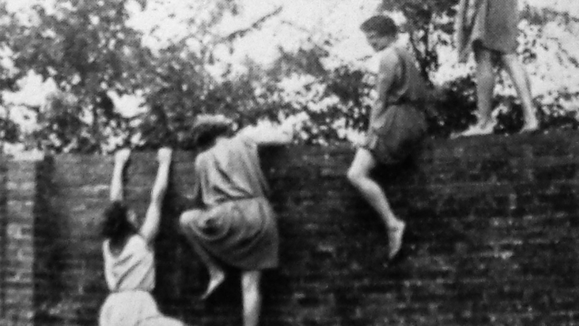 Frauen klettern über die Wand | Bildquelle: LIBRAIRIE VUIBERT PARIS